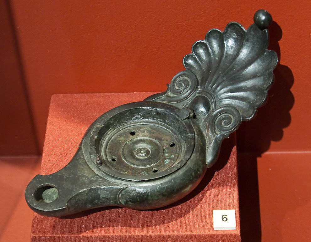 Металлические изделия из Помпей: лампа